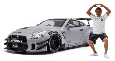 421186583 Nissan GT-R (R35) LBWK Bodykit Type 2.0 2024 dull grey with figure 1:18